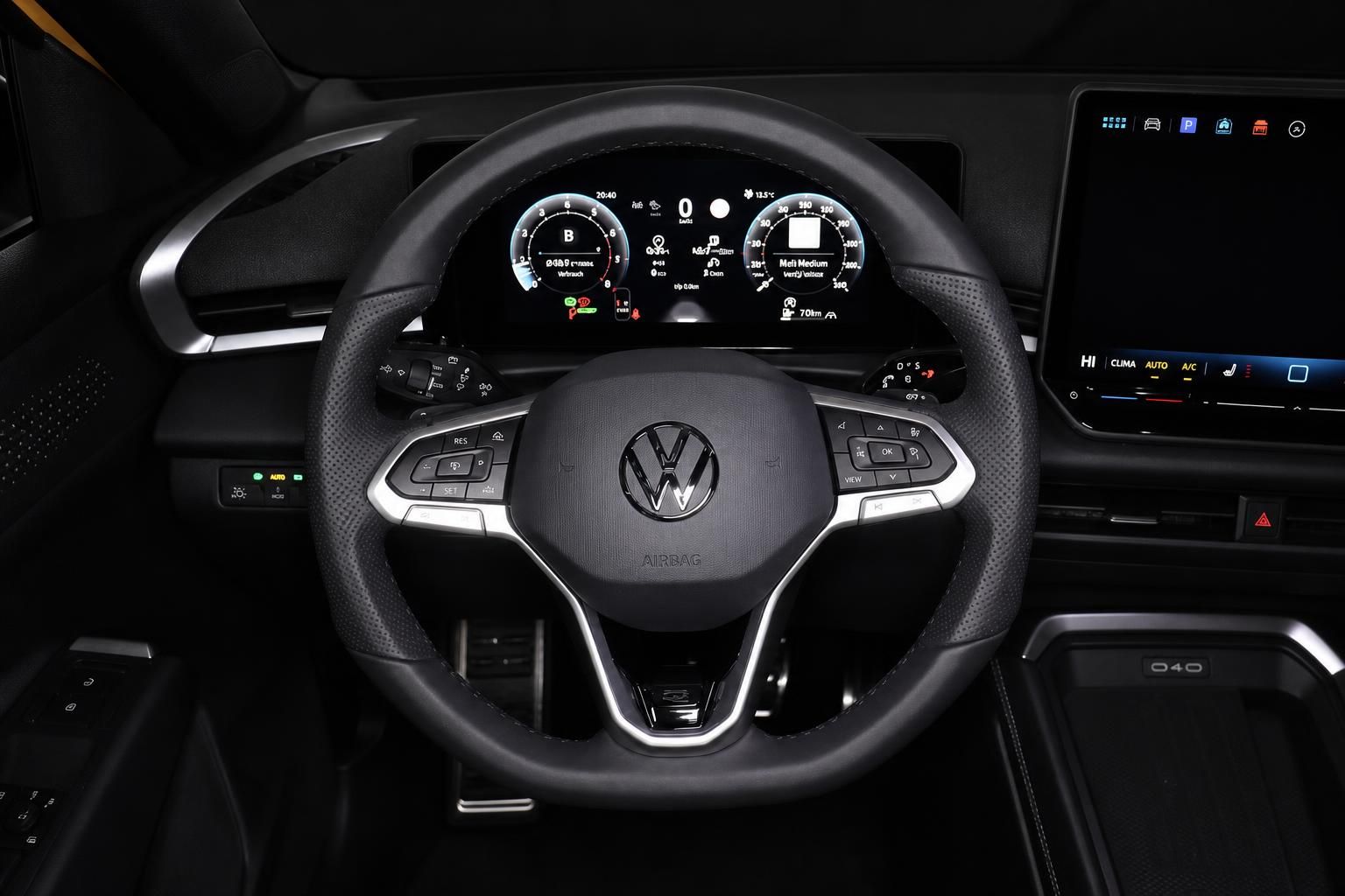 VW Lenkrad mit Digitalcockpit und Bedienelementen im Innenraum