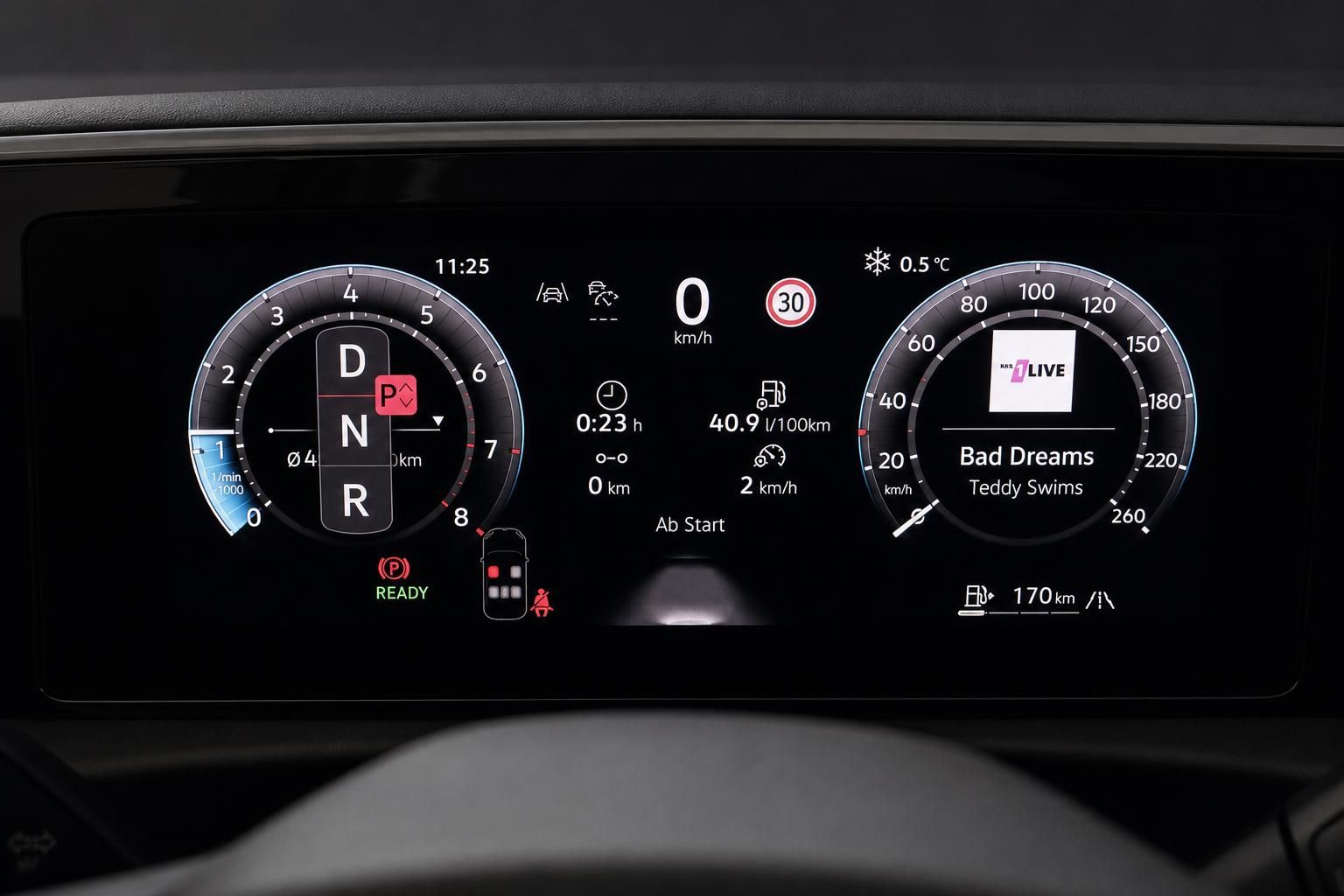 Digitales Kombiinstrument mit Ganganzeige und Tachometer im VW