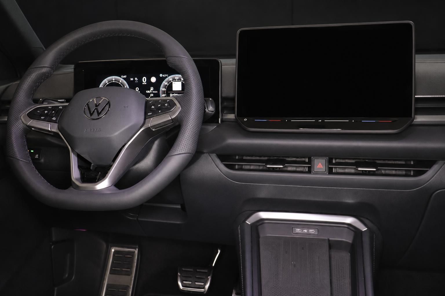 VW Cockpit mit Lenkrad, Digitaltacho und großem Touchscreen-Infotainment