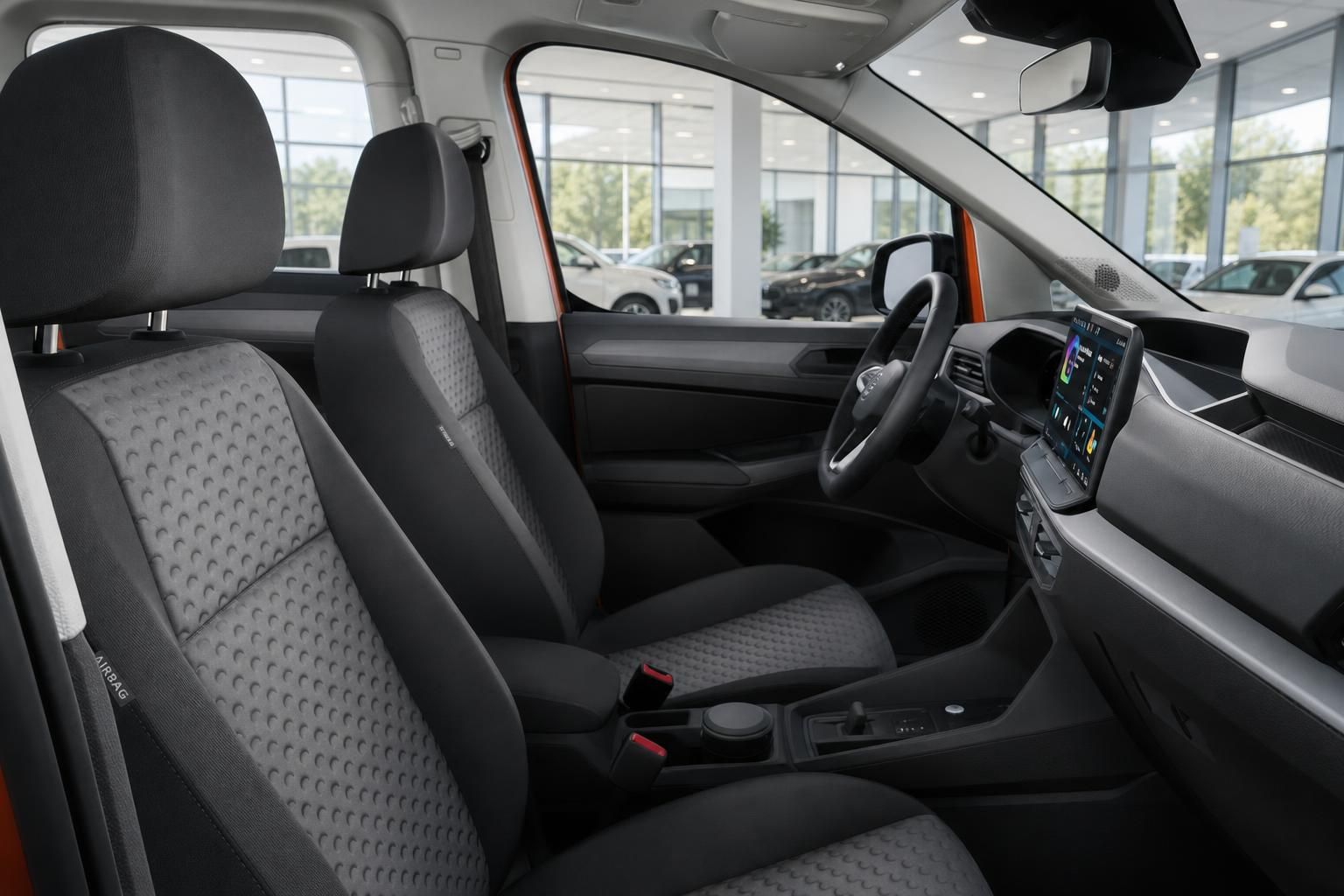 VW Caddy Innenraum mit Vordersitzen und Armaturenbrett