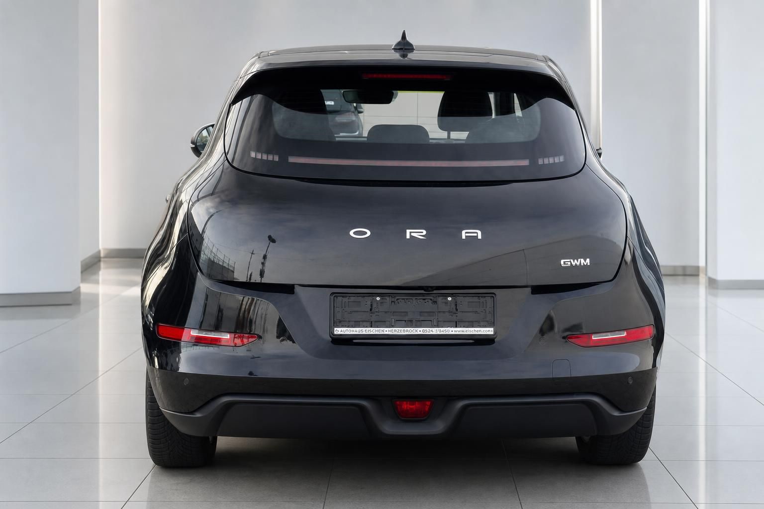 GWM ORA Elektroauto schwarz Heckansicht im Autohaus – modernes Design mit LED-Rückleuchten