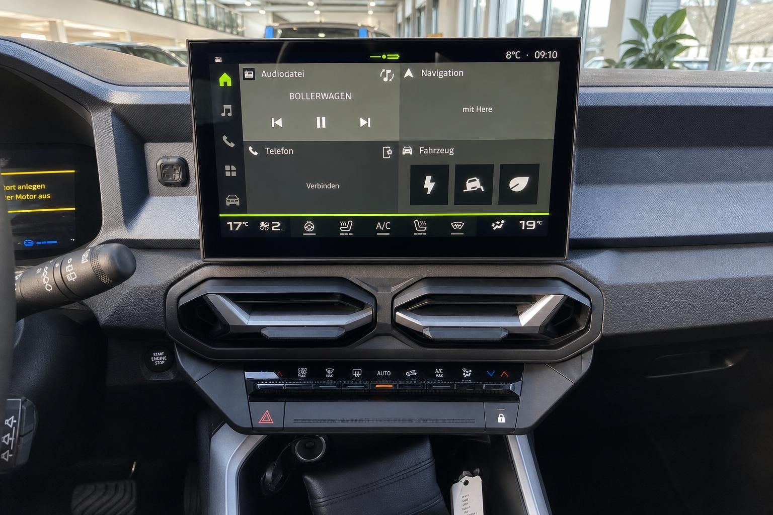 Infotainment-System mit Touchscreen-Display und Klimasteuerung im Fahrzeug-Armaturenbrett