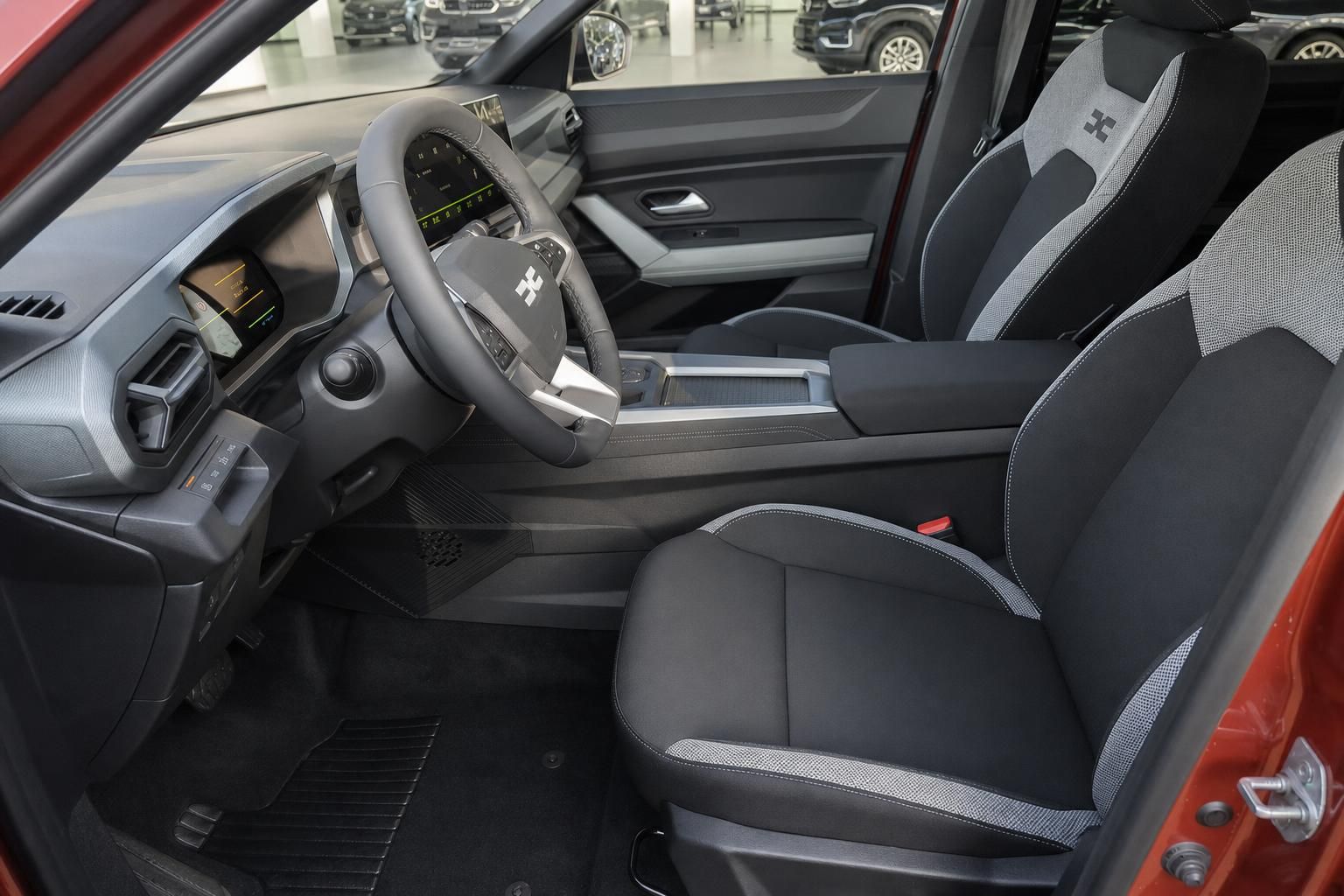 Dacia Bigster Innenraum Cockpit Lenkrad Sitze grau-schwarz Ausstattung modern