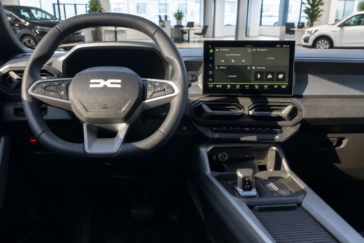 Cockpit mit Lenkrad, Touchscreen-Display und Mittelkonsole eines modernen Elektrofahrzeugs