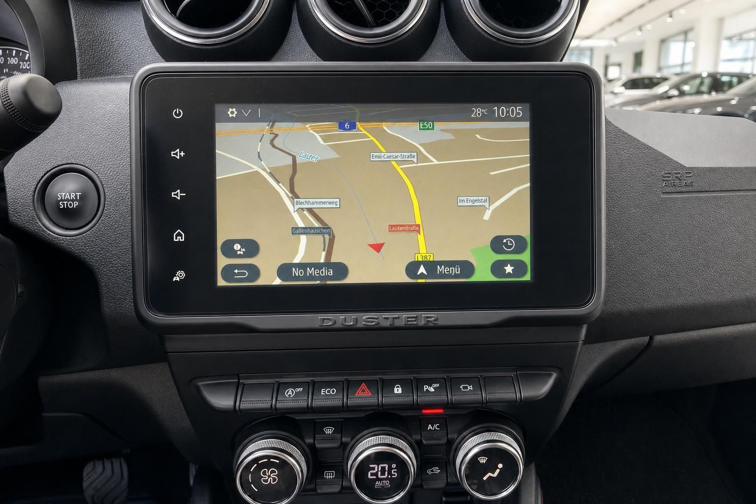 Dacia Duster Navigationssystem – Touchscreen mit GPS-Karte und Klimabedienung