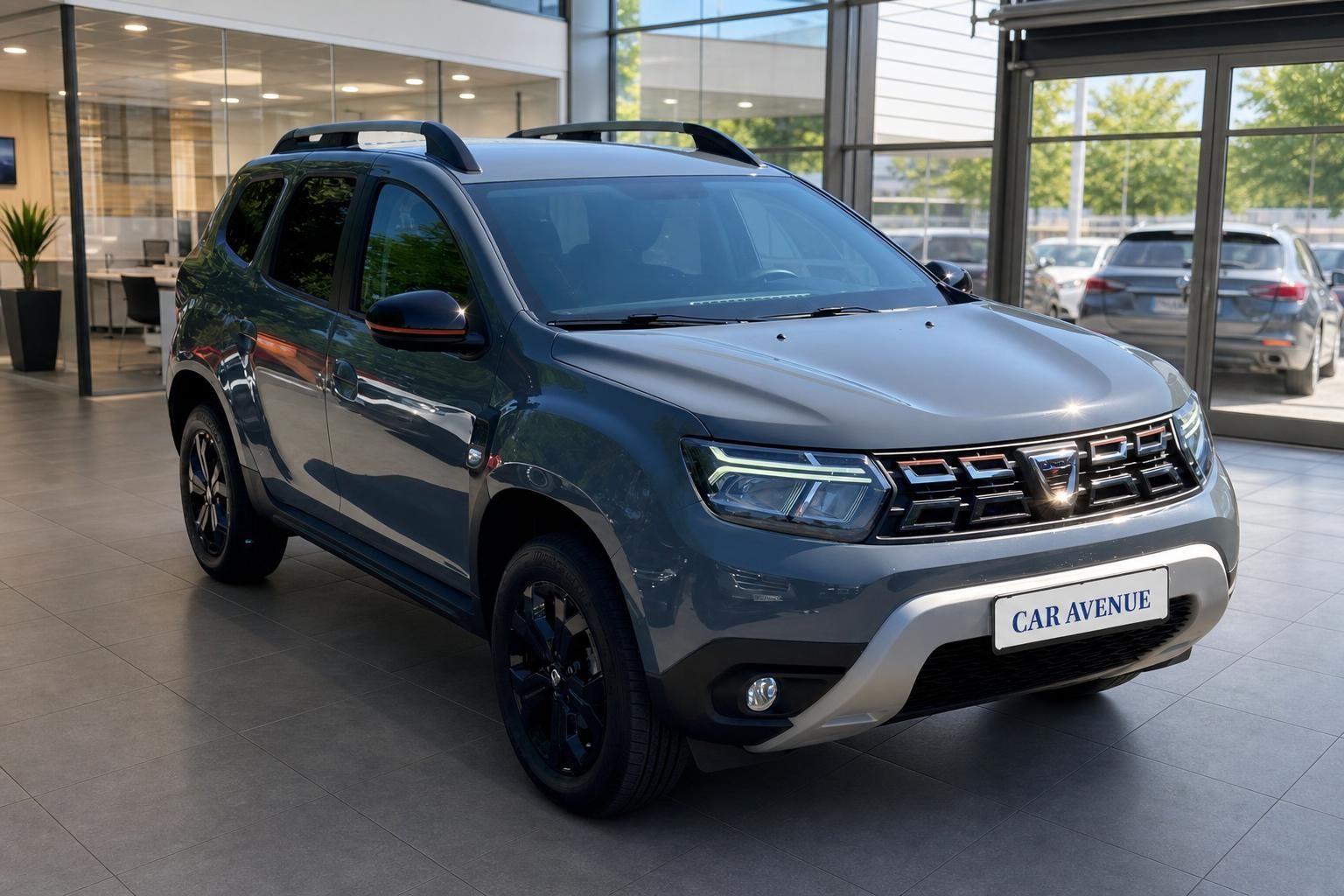 Dacia Duster grau Frontansicht schräg im Autohaus – Car Avenue