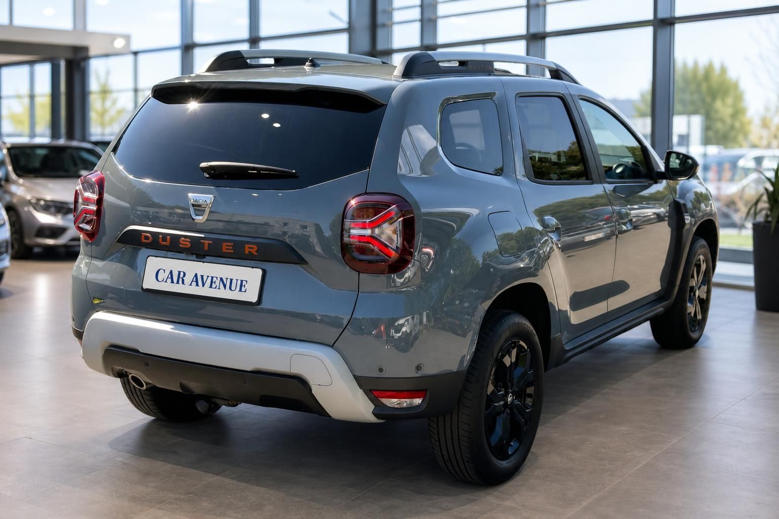 Dacia Duster grau Heck-Seitenansicht im Showroom – Car Avenue