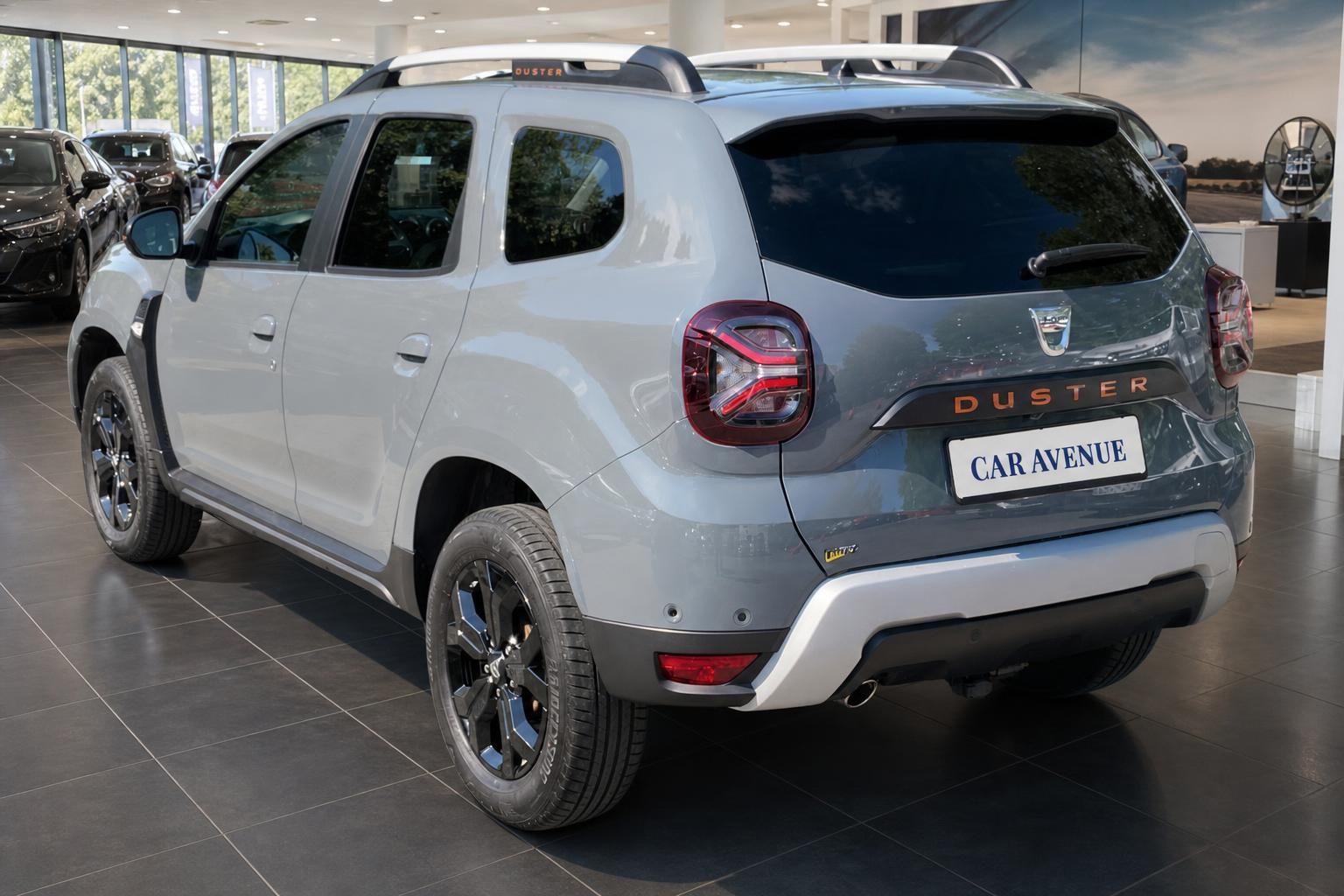 Dacia Duster SUV grau Heckansicht schräg im Autohaus – Car Avenue