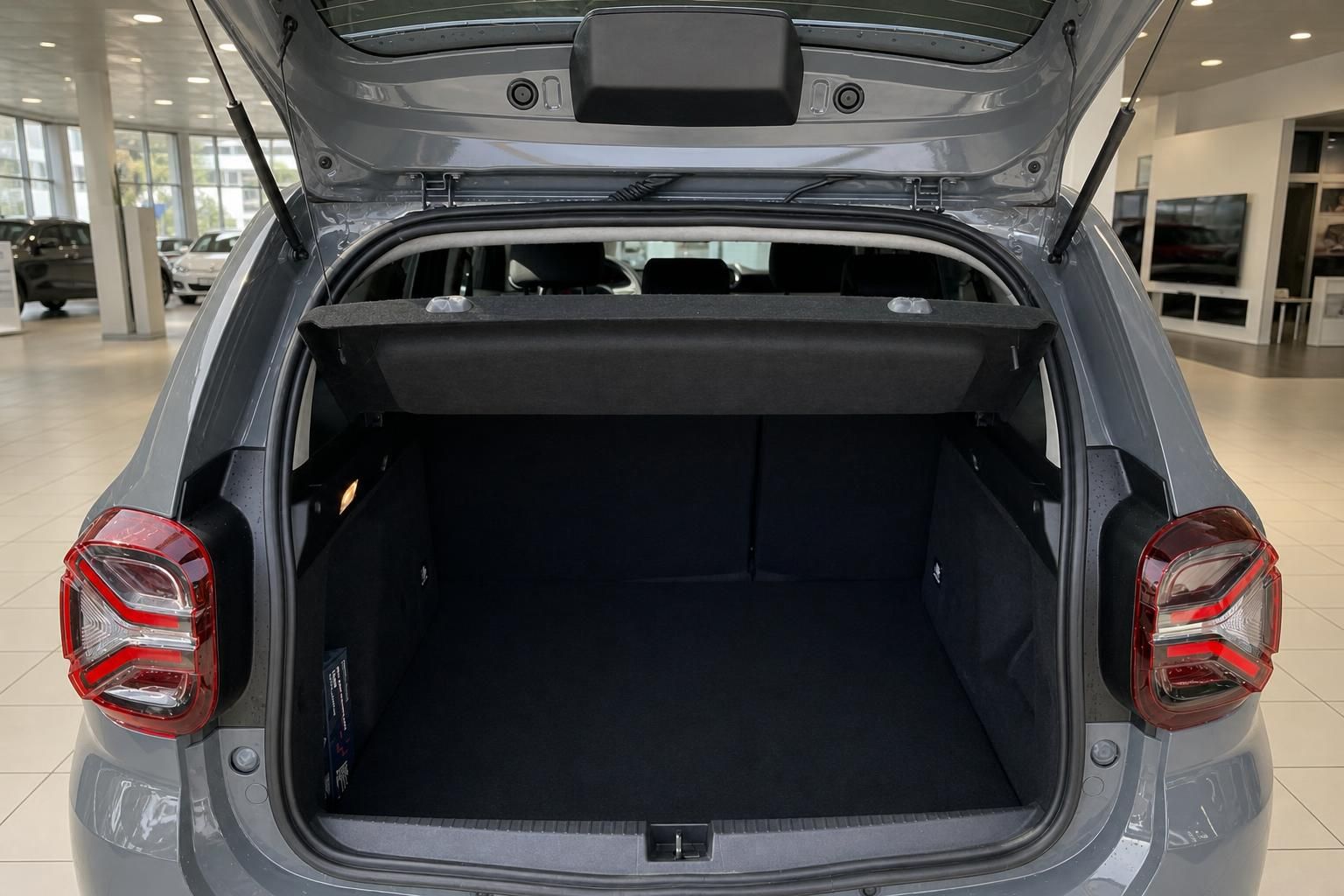 Dacia Duster Kofferraum geöffnet – geräumiger Laderaum im Autohaus