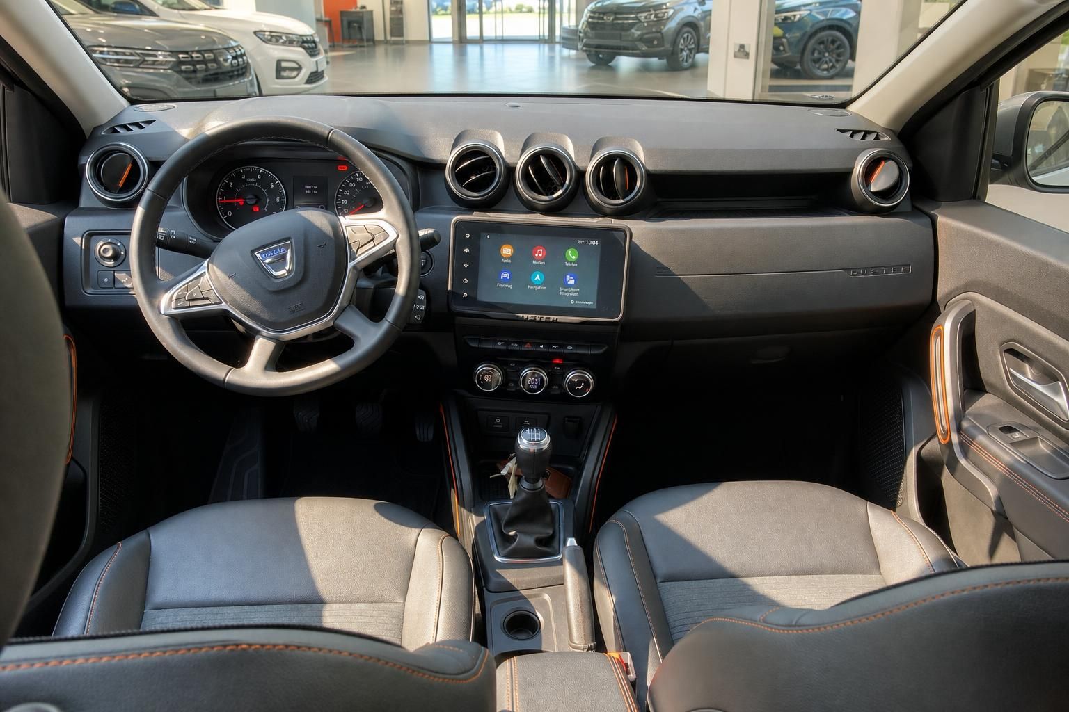 Dacia Duster Innenraum – Cockpit mit Lenkrad, Touchscreen und Schaltgetriebe