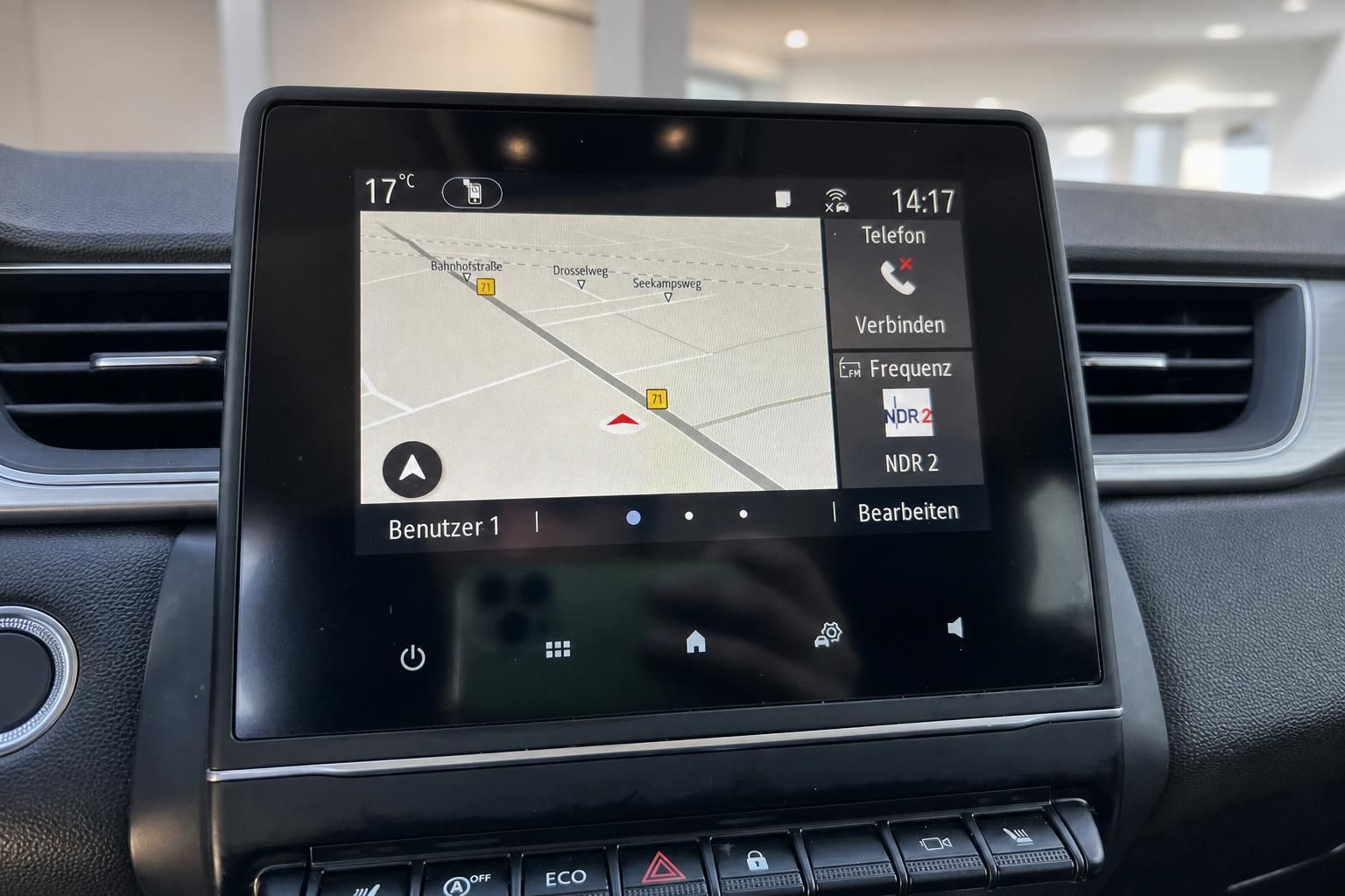 Navigationssystem Display mit Karte und Menüoptionen im Fahrzeug