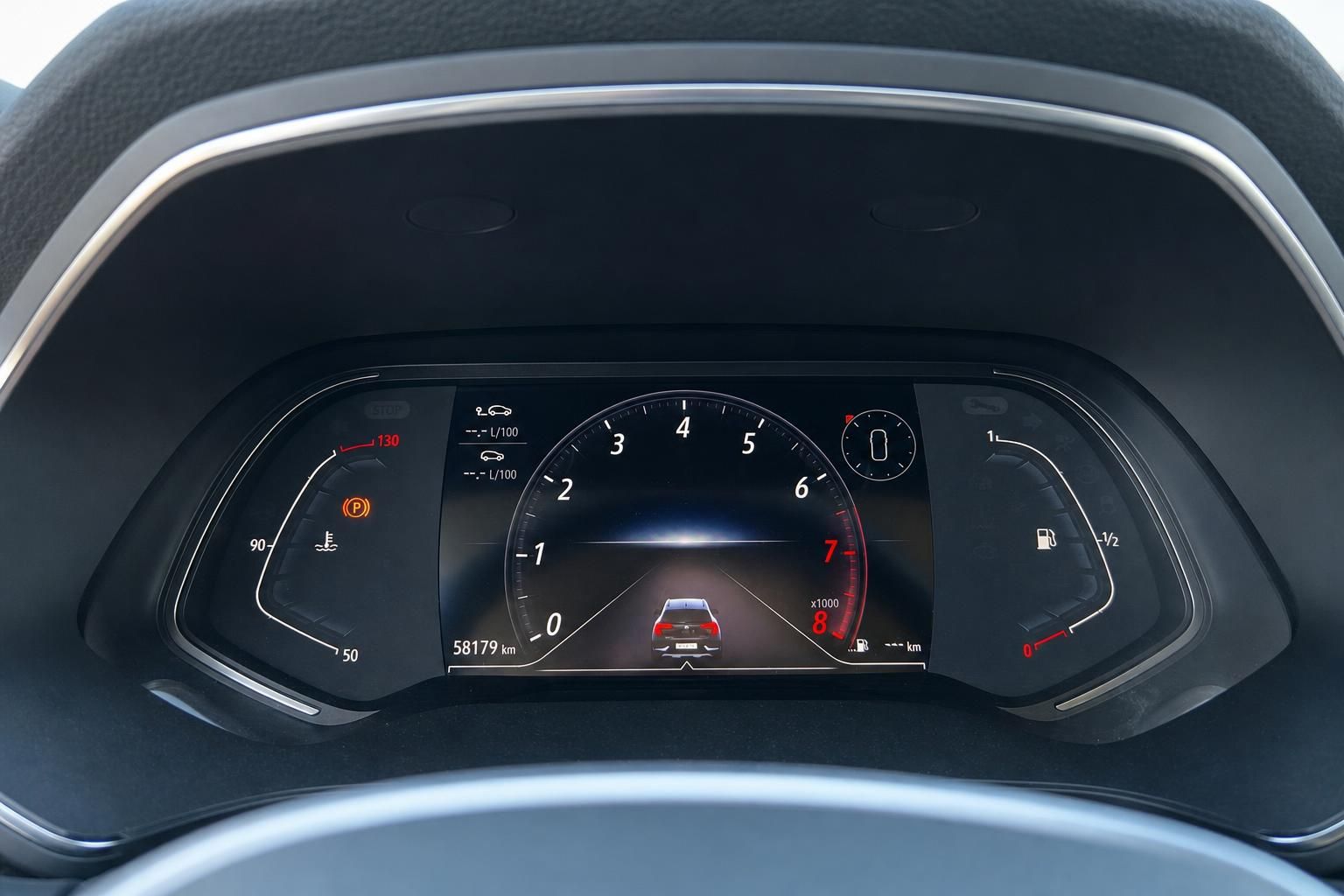Digitales Cockpit mit Tachometer und modernem Display - Innenraum Instrumententafel mit 58179 km Laufleistung