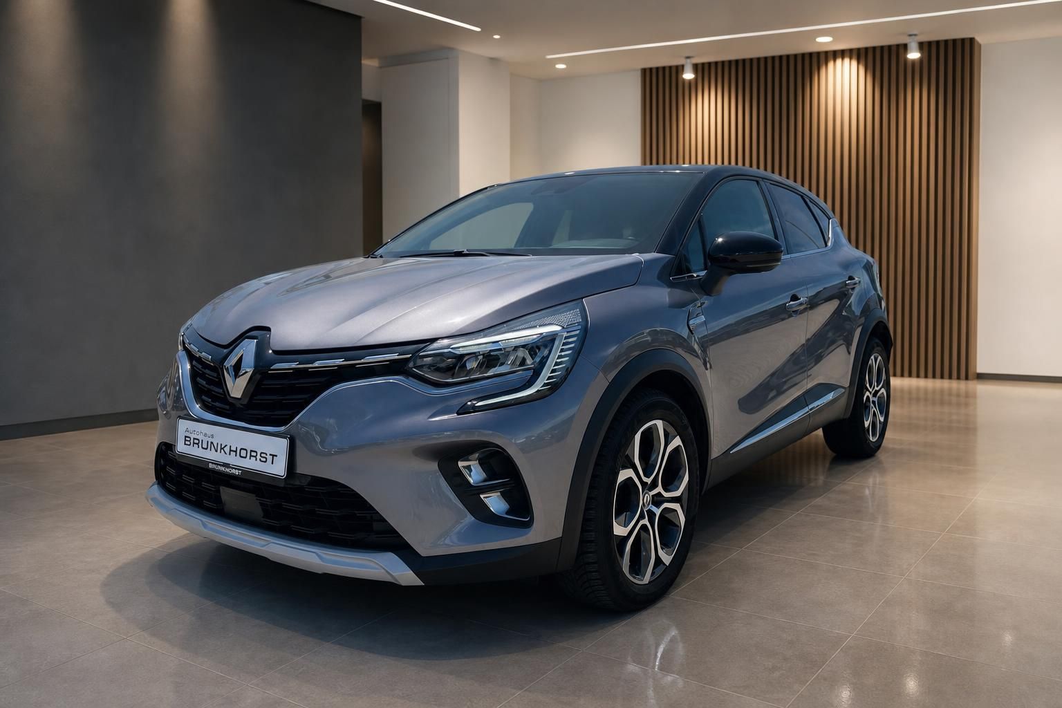 Renault Captur SUV in grau - Dreiviertel-Frontansicht im Autohaus-Showroom