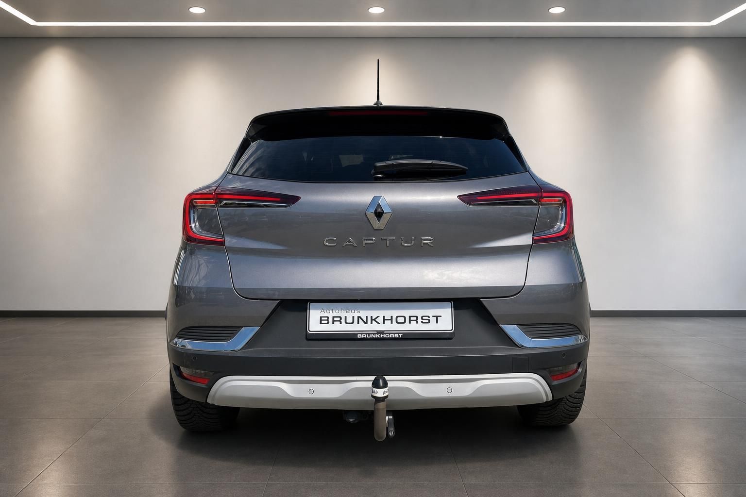 Renault Captur Heckansicht in grau mit Anhängerkupplung - SUV von hinten fotografiert