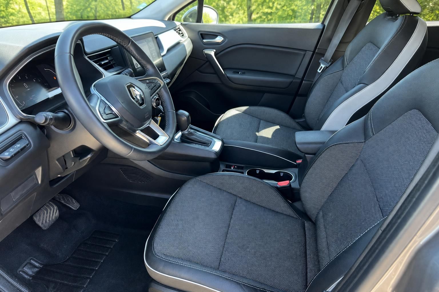 Renault Captur Innenraum mit dunklen Sitzen und modernem Cockpit - Fahrzeuginterieur