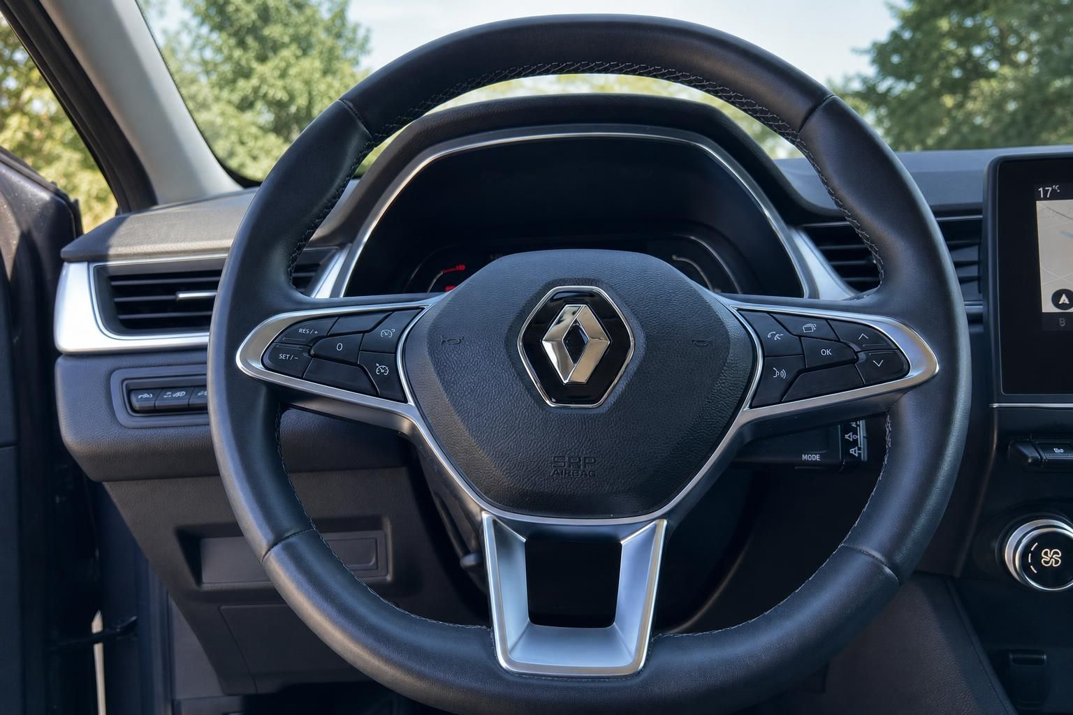 Renault Lenkrad mit Multifunktionstasten und Armaturenbrett