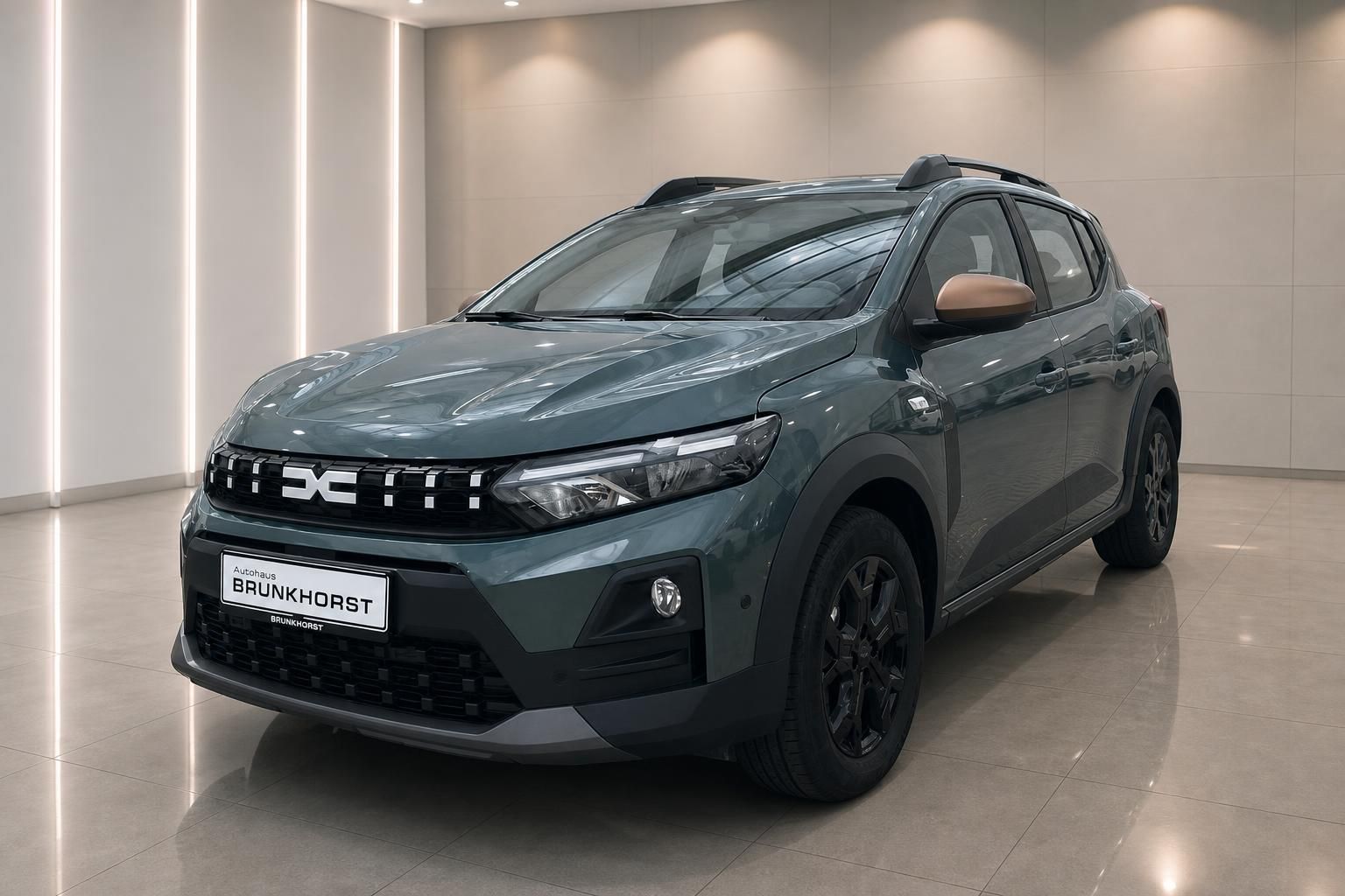 Grüner SUV in Schrägansicht im Autohaus mit modernem Design und schwarzen Felgen
