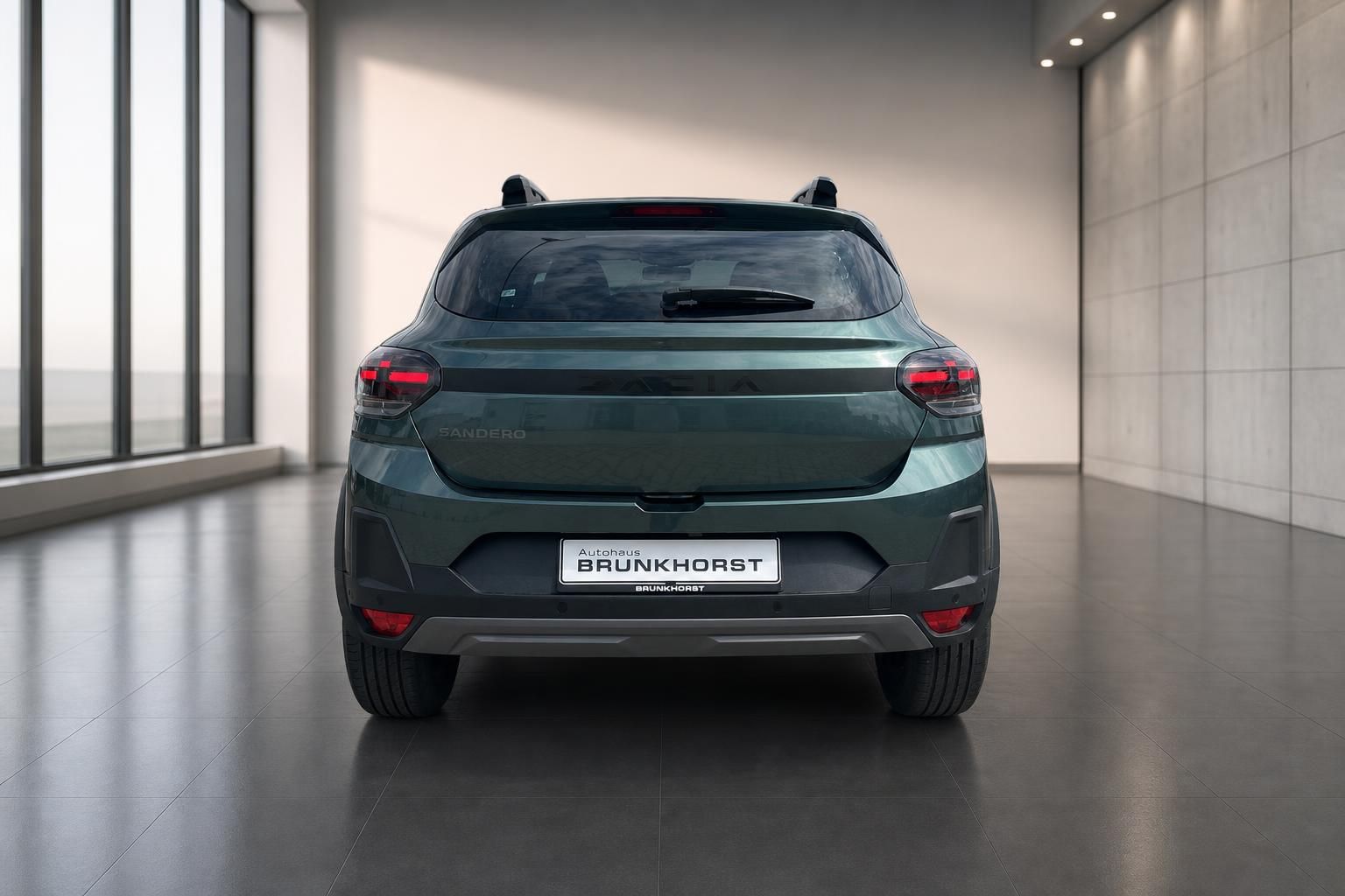 Grünes SUV Heckansicht mit SANDERO Schriftzug und modernen LED-Rückleuchten im Showroom
