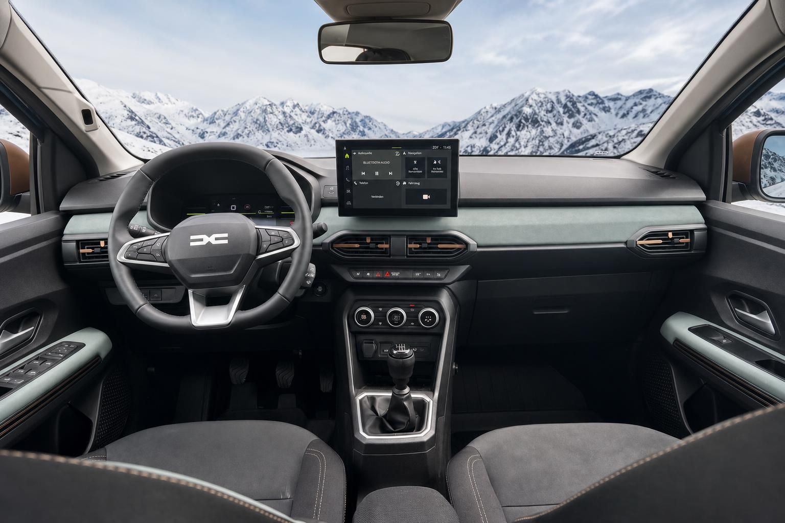 Fahrzeuginnenraum mit Bergpanorama-Blick, digitalem Display und modernem Armaturenbrett