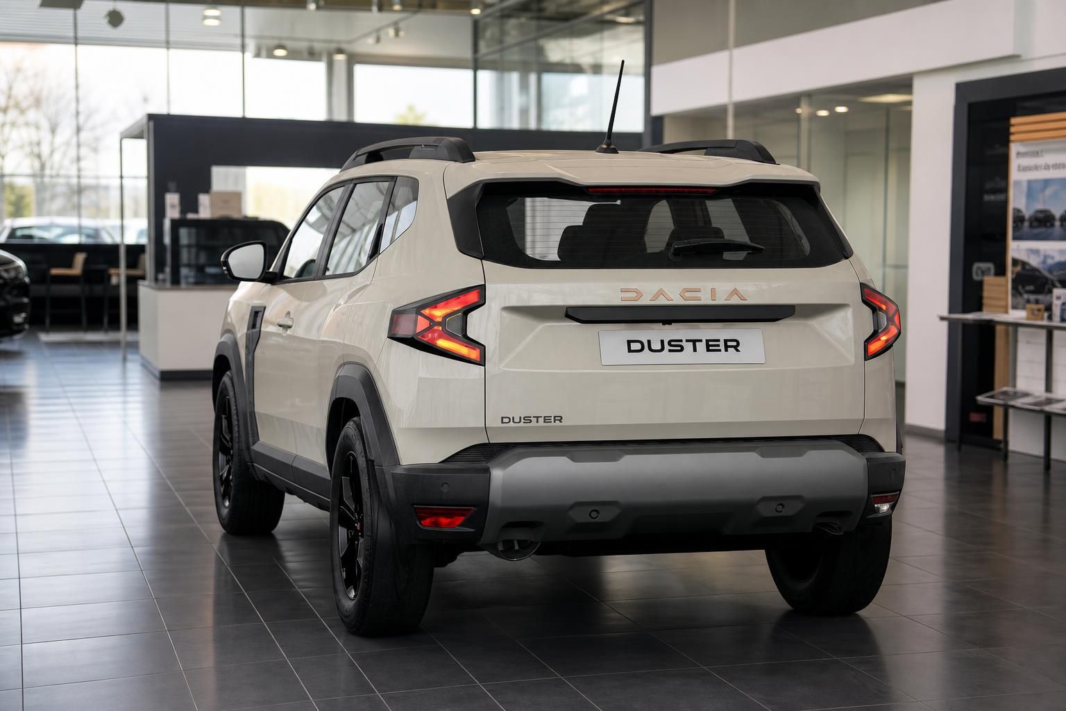 Dacia Duster weiß Heckansicht mit Kennzeichenhalter im Showroom