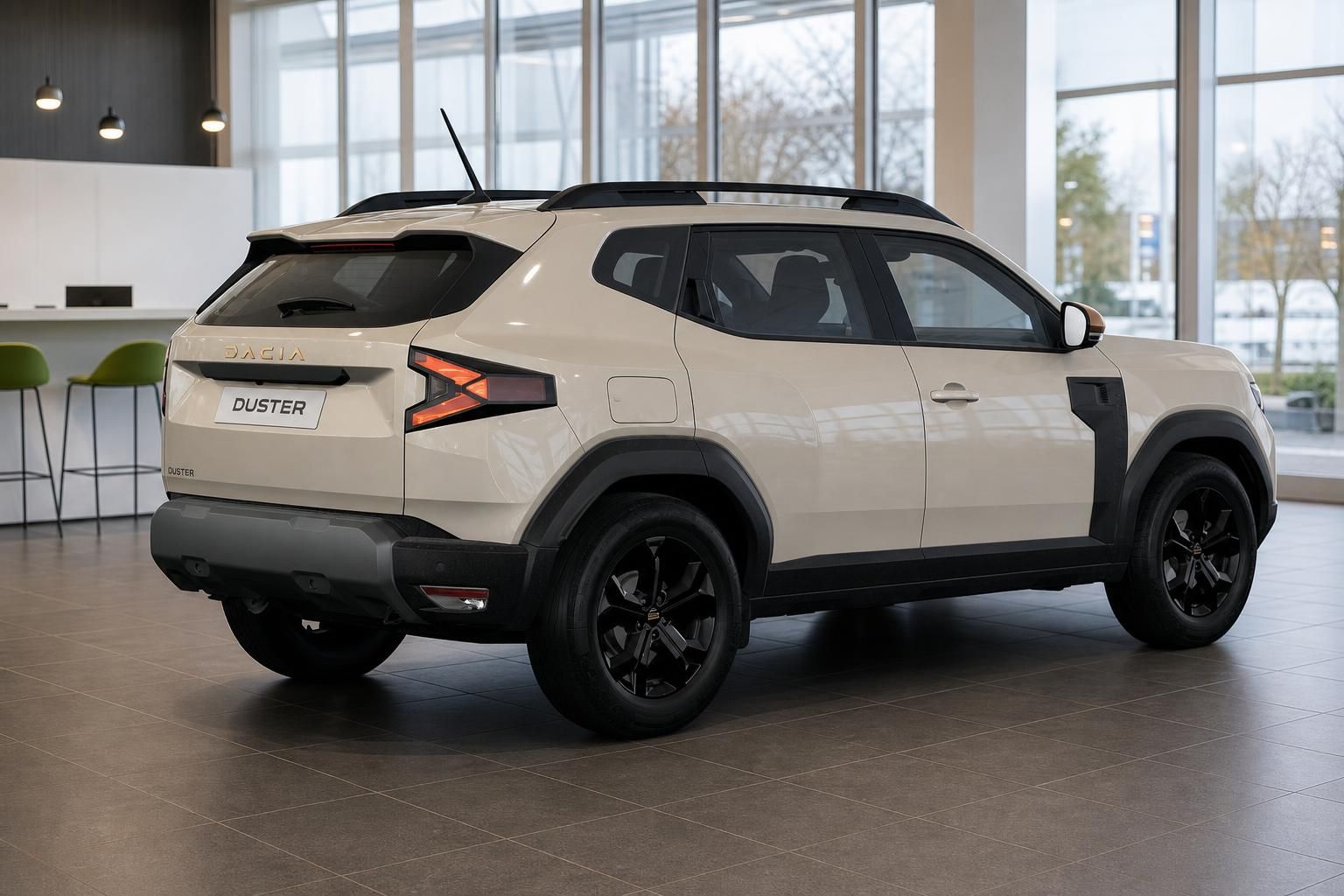 Dacia Duster in Weiss, Heck-Seitenansicht im Showroom
