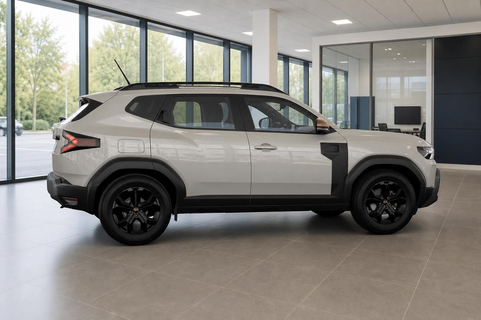 Dacia Duster in Weiss, Seitenansicht im Autohaus-Showroom