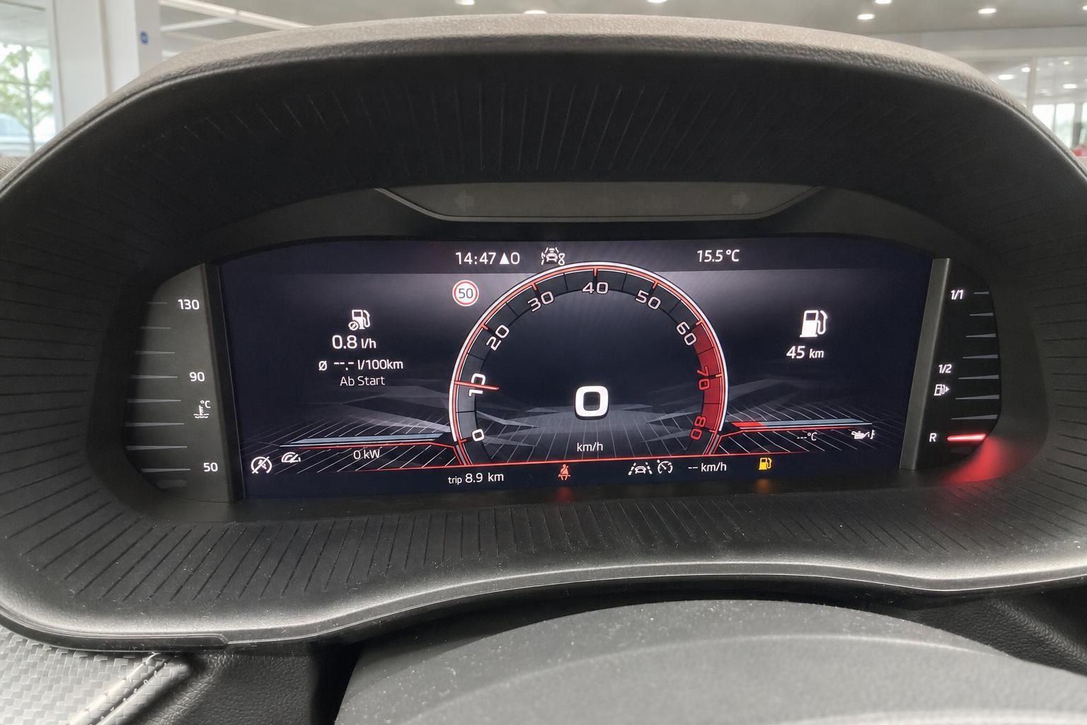 Digitales Kombiinstrument mit Tachometer und Bordcomputer im Skoda