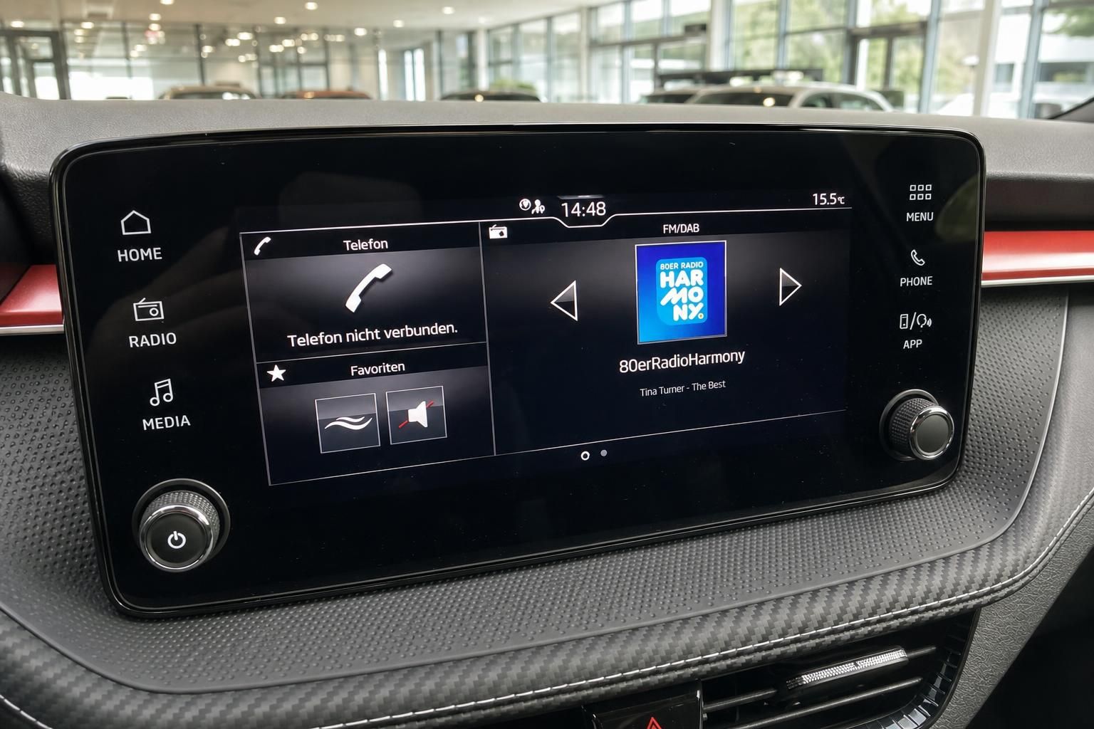 Infotainment-Display mit Radio und Multimedia-Funktionen im Skoda