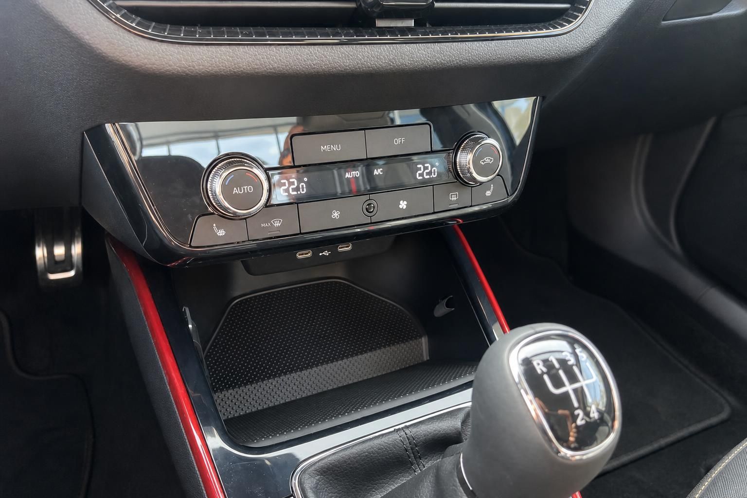 Skoda Klimaautomatik und Bedienelemente im Innenraum mit Schaltknauf