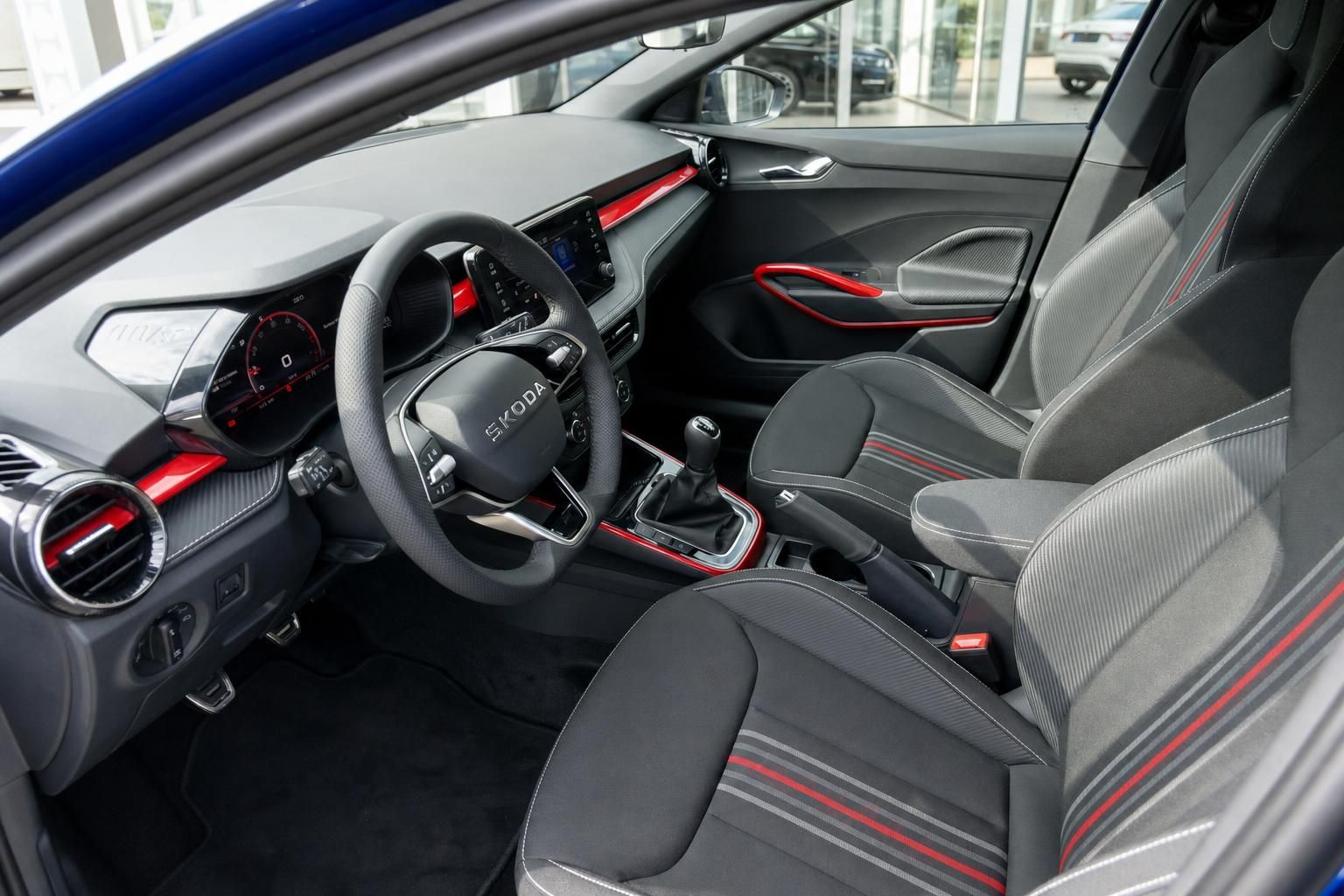Skoda Innenraum mit Sportsitzen, roten Akzenten und Schaltgetriebe