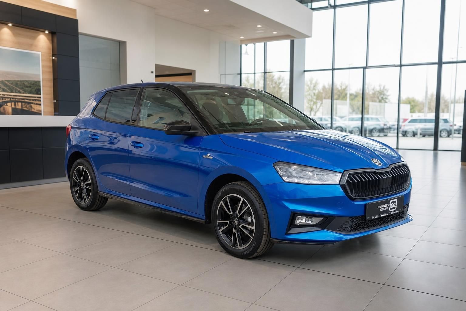 Blauer Skoda Fabia Frontansicht im Autohaus - kompakter Kleinwagen mit sportlichen Felgen