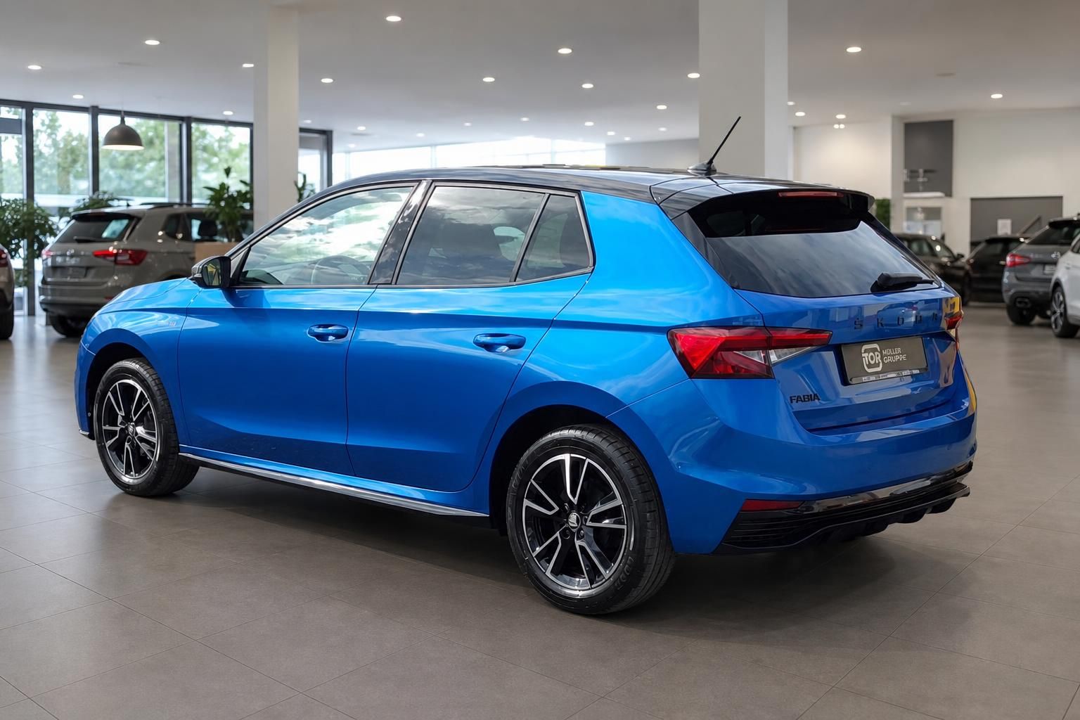 Blauer Skoda Fabia Seitenansicht hinten rechts - kompakter Kleinwagen im modernen Autohaus