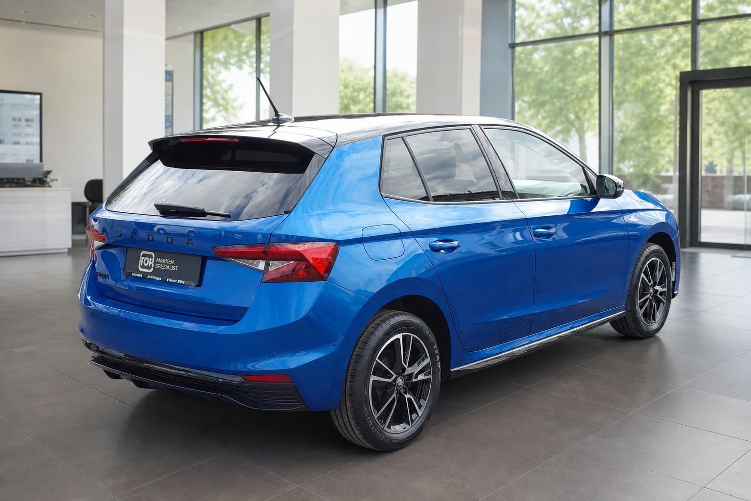 Blauer Skoda Fabia Heckansicht schräg - kompakter Kleinwagen mit sportlichen Felgen im Autohaus