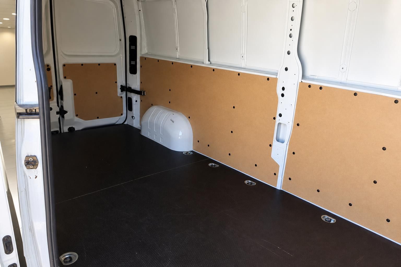 Leerer Laderaum eines Transporters mit Holzverkleidung