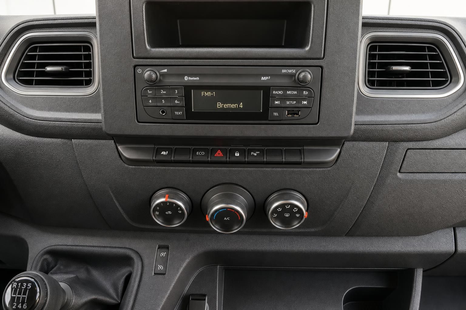 Mittelkonsole mit Radio und Klimabedienung im Transporter