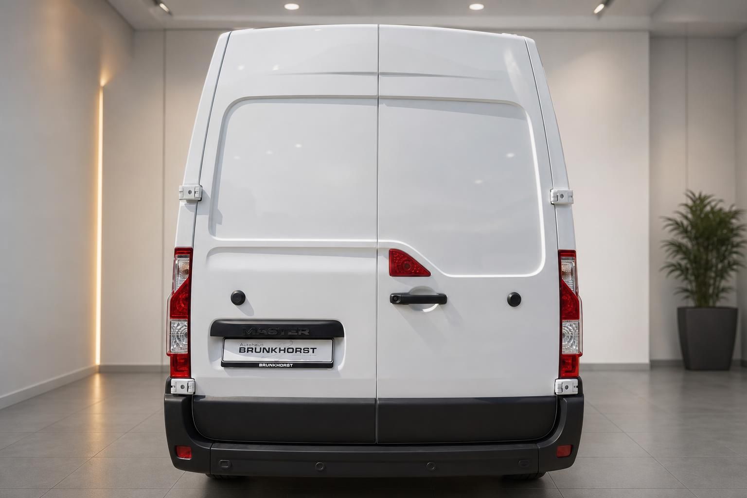 Renault Master Heckansicht weiß Kastenwagen mit Doppeltüren