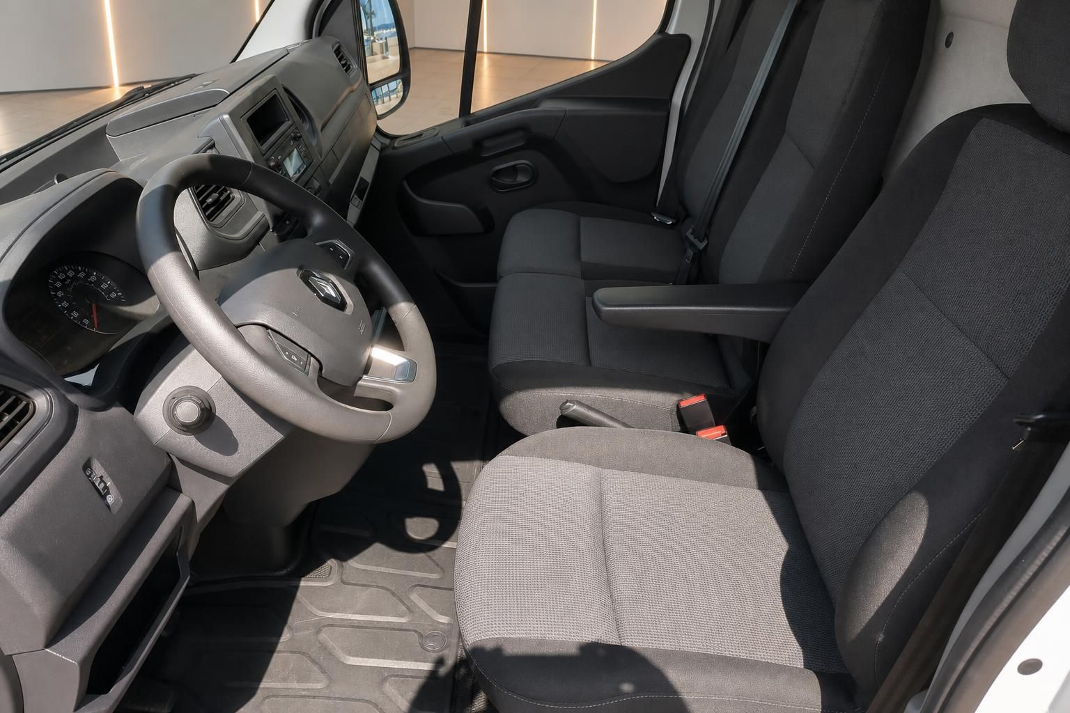 Renault Master Innenraum Fahrersitz und Cockpit Detailansicht