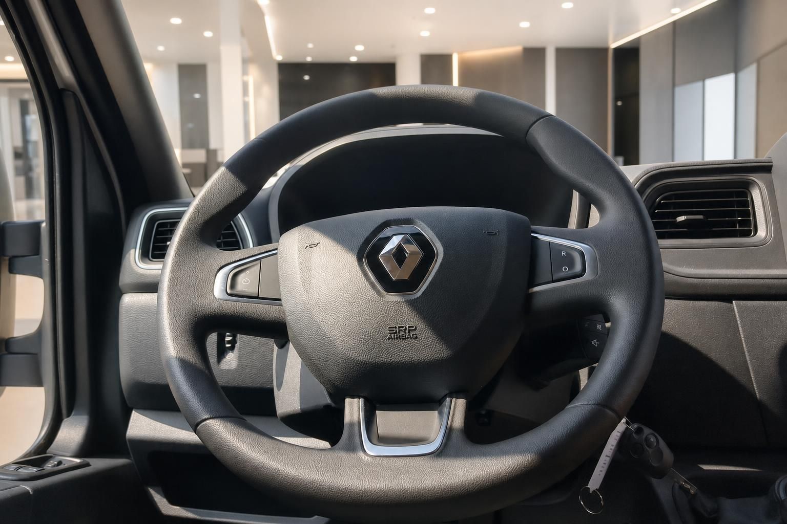 Renault Lenkrad mit Multifunktionstasten im Fahrzeuginnenraum