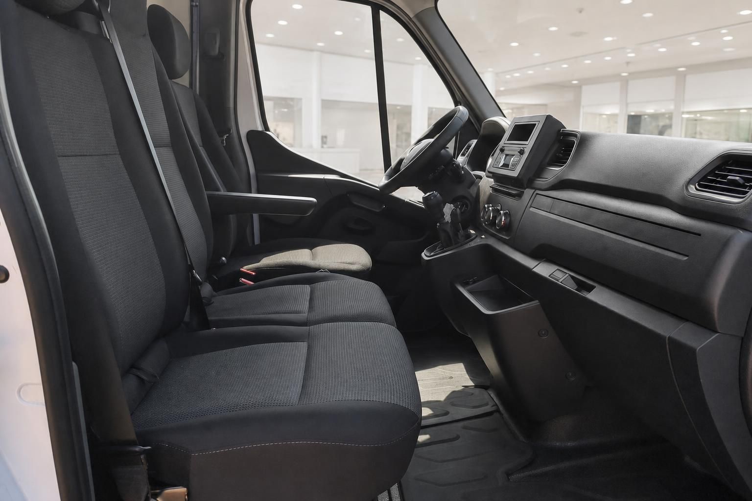 Innenraum Renault Transporter mit Vordersitzen und Cockpit