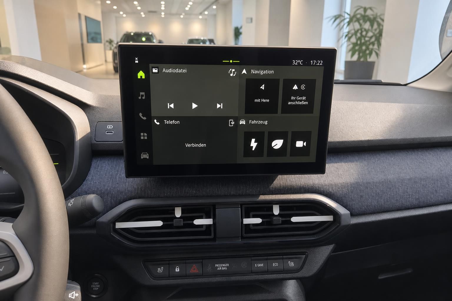 Infotainment-Touchscreen im Armaturenbrett des Fahrzeugs