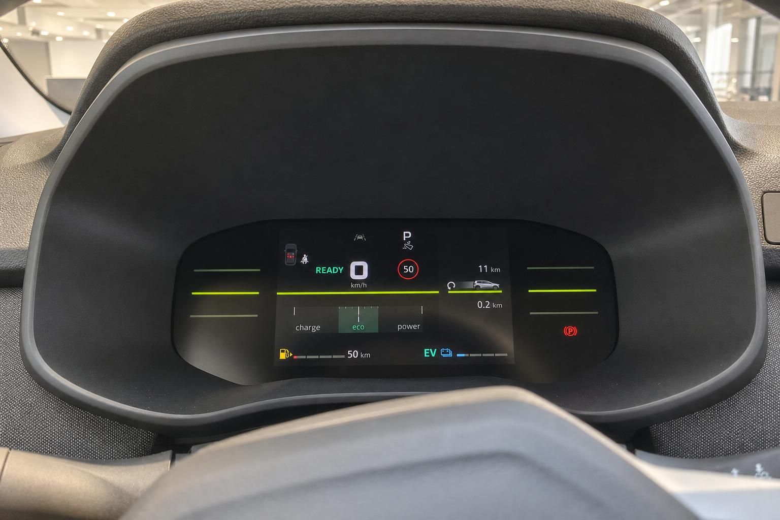 Digitales Kombiinstrument eines Hybrid-SUV mit Eco- und Power-Anzeige