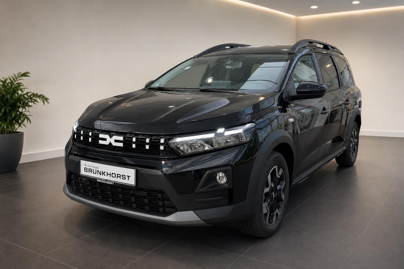 Dacia Jogger schwarz Frontansicht seitlich im Autohaus Showroom