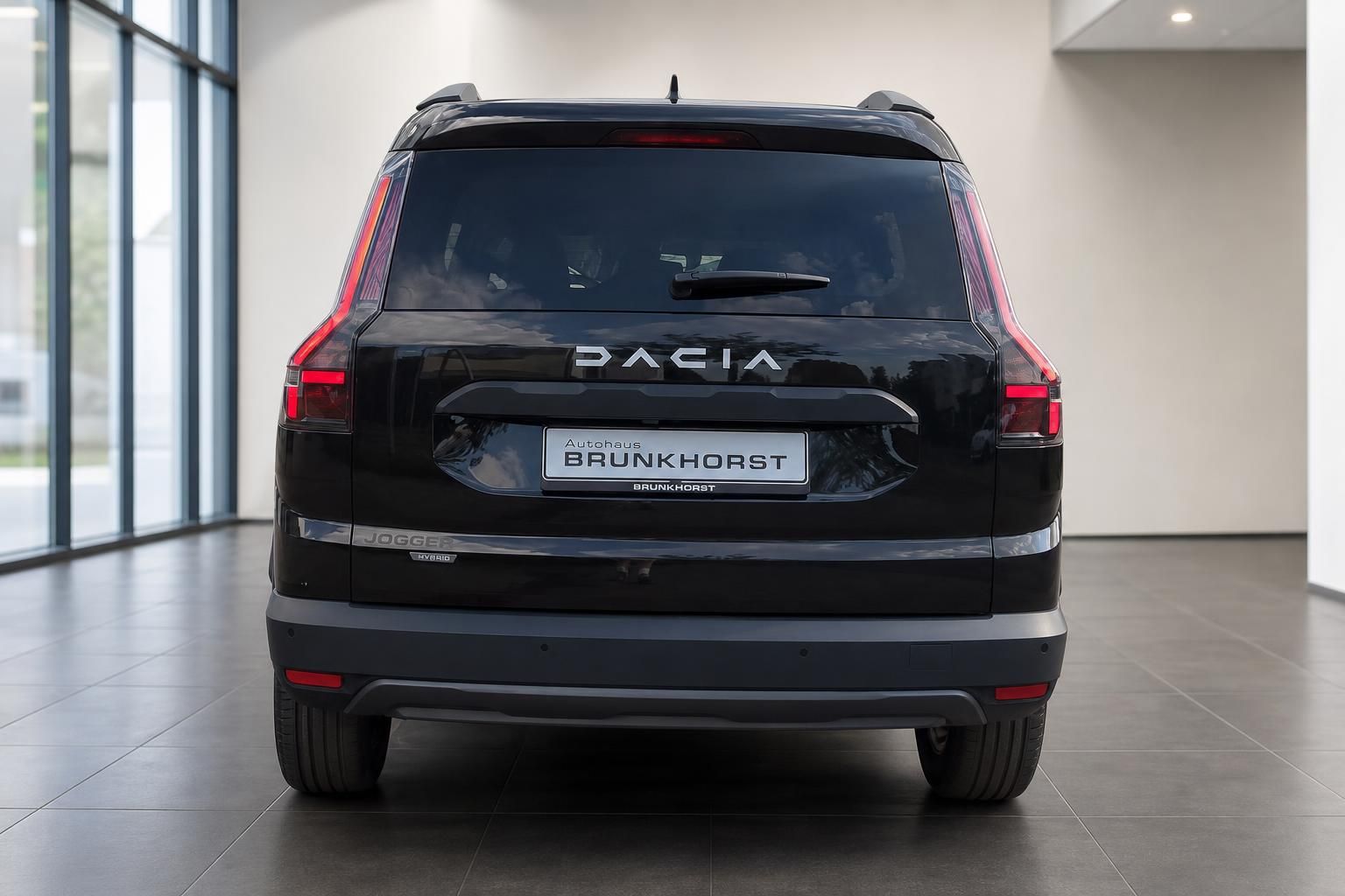 Dacia Jogger Hybrid schwarz Heckansicht in der Autohaus-Ausstellung