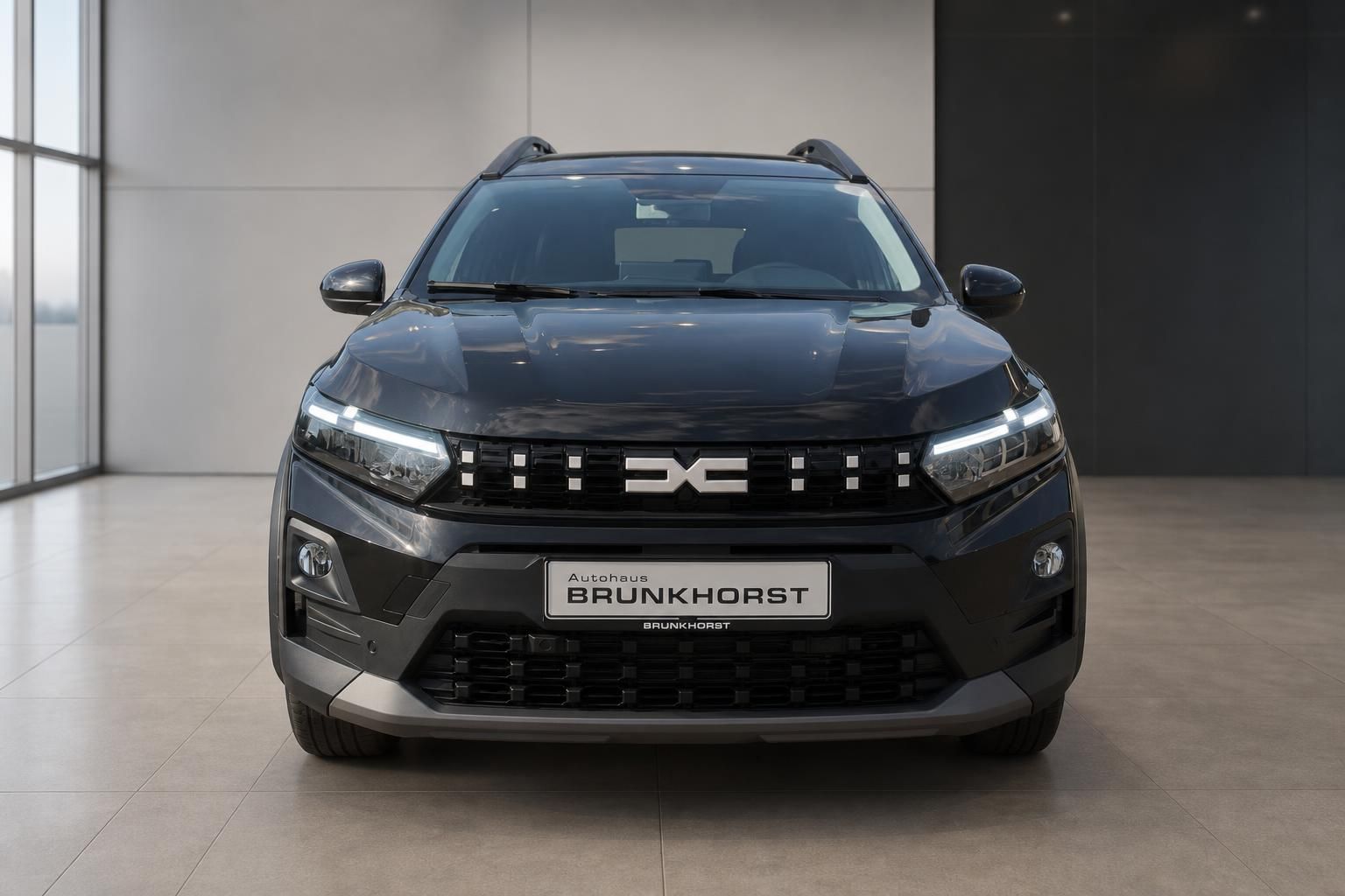Dacia Jogger schwarz Frontansicht mit LED-Scheinwerfern im Showroom