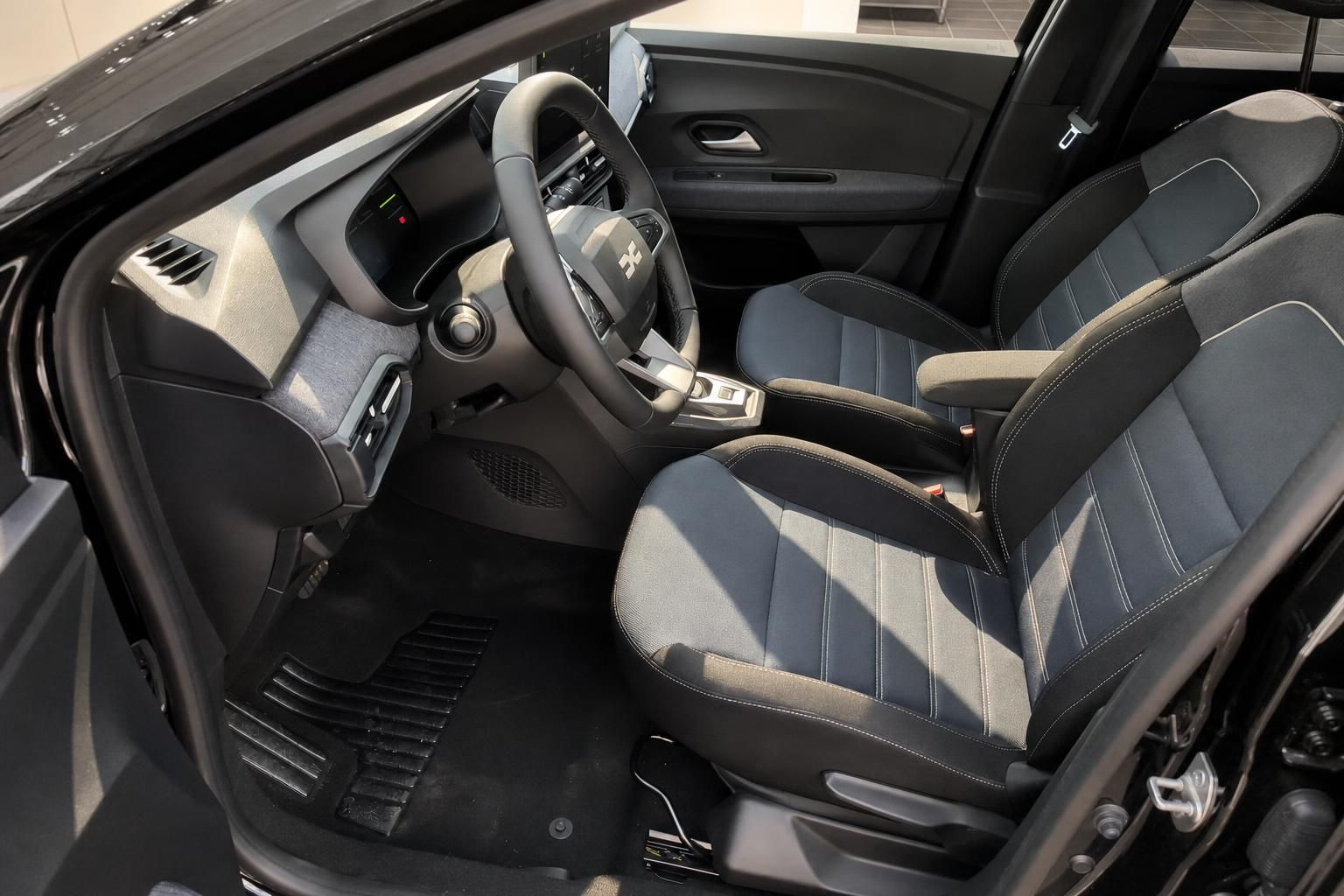 Dacia Jogger Innenraum Vordersitze und Armaturenbrett Detailansicht