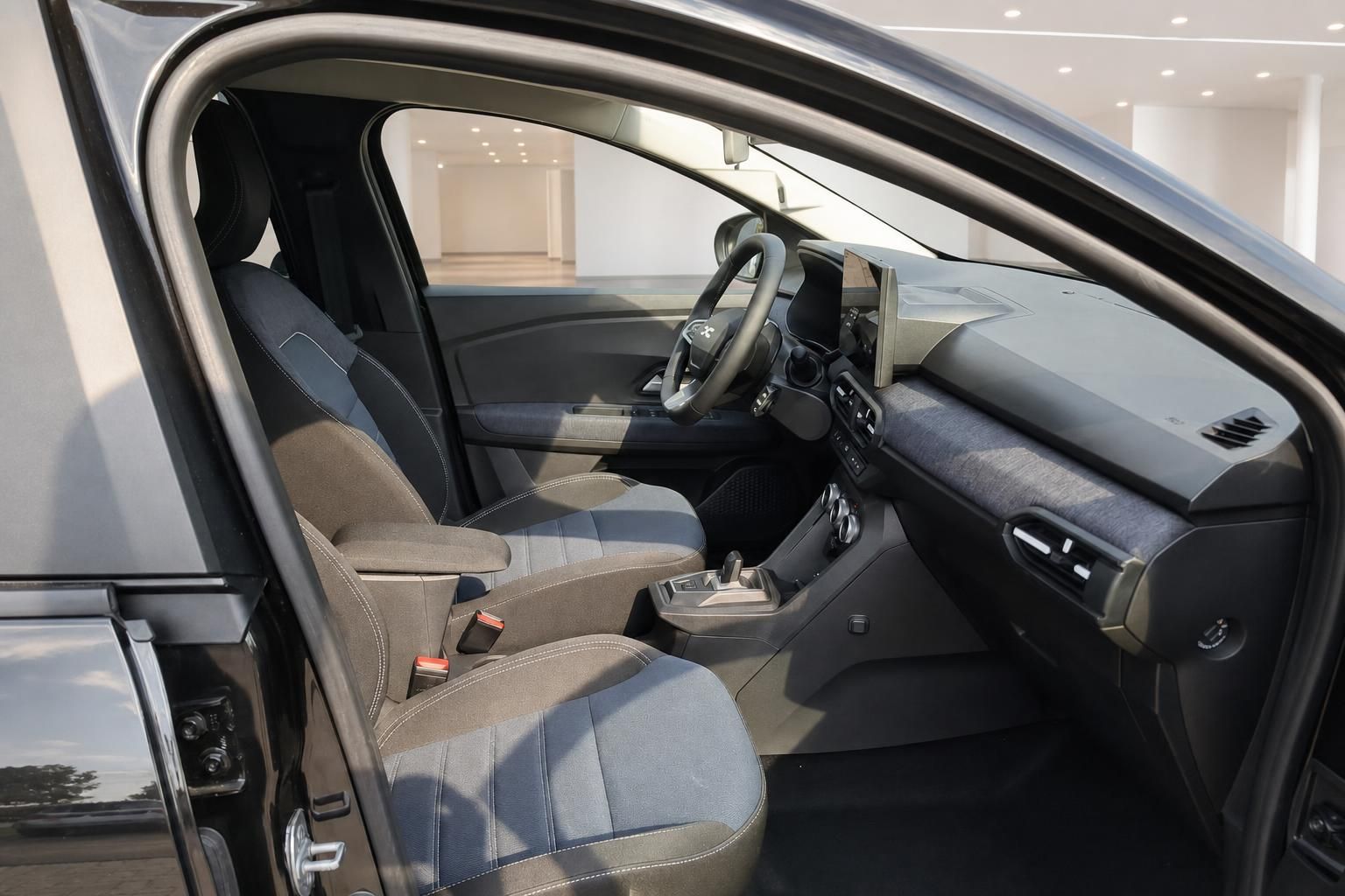 Vordersitze und Cockpit im Innenraum des Fahrzeugs