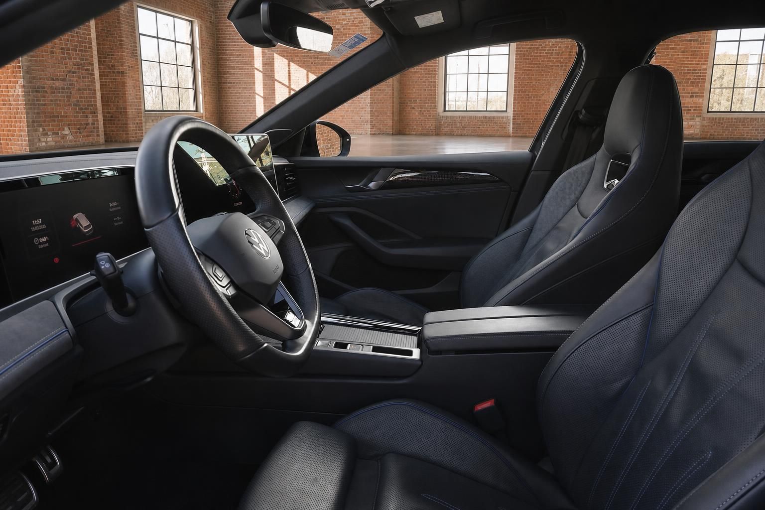 VW Innenraum mit Sportsitzen und digitalem Cockpit in schwarzem Leder