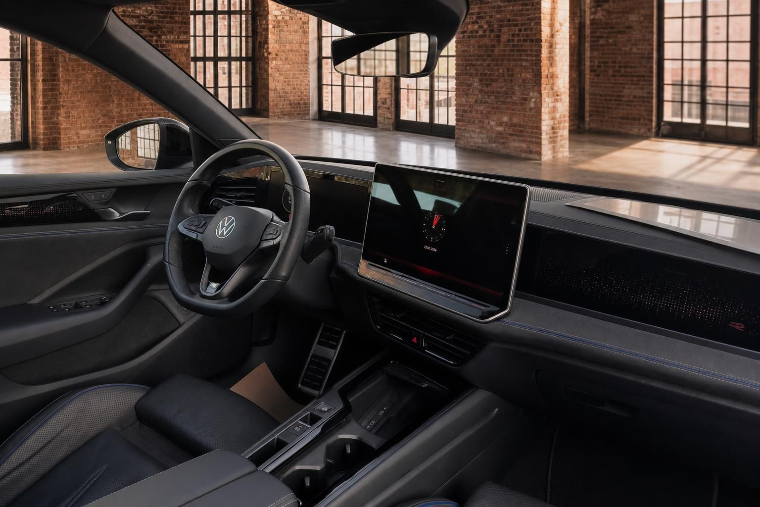 VW Cockpit mit Lenkrad, Touchscreen und Ambientebeleuchtung im Detail