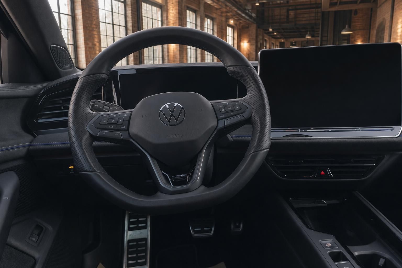 VW Lenkrad mit Multifunktionstasten und Infotainment-Display Nahaufnahme