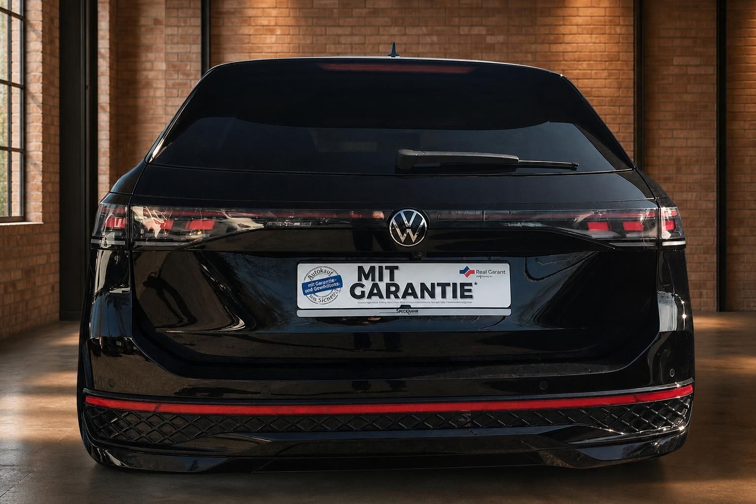 VW Passat Variant schwarz, Heckansicht mit LED-Rückleuchten in Loft-Ambiente